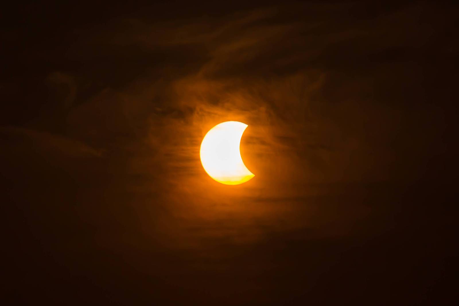 Eclipse solar en Ecuador para observarlo y no dañar