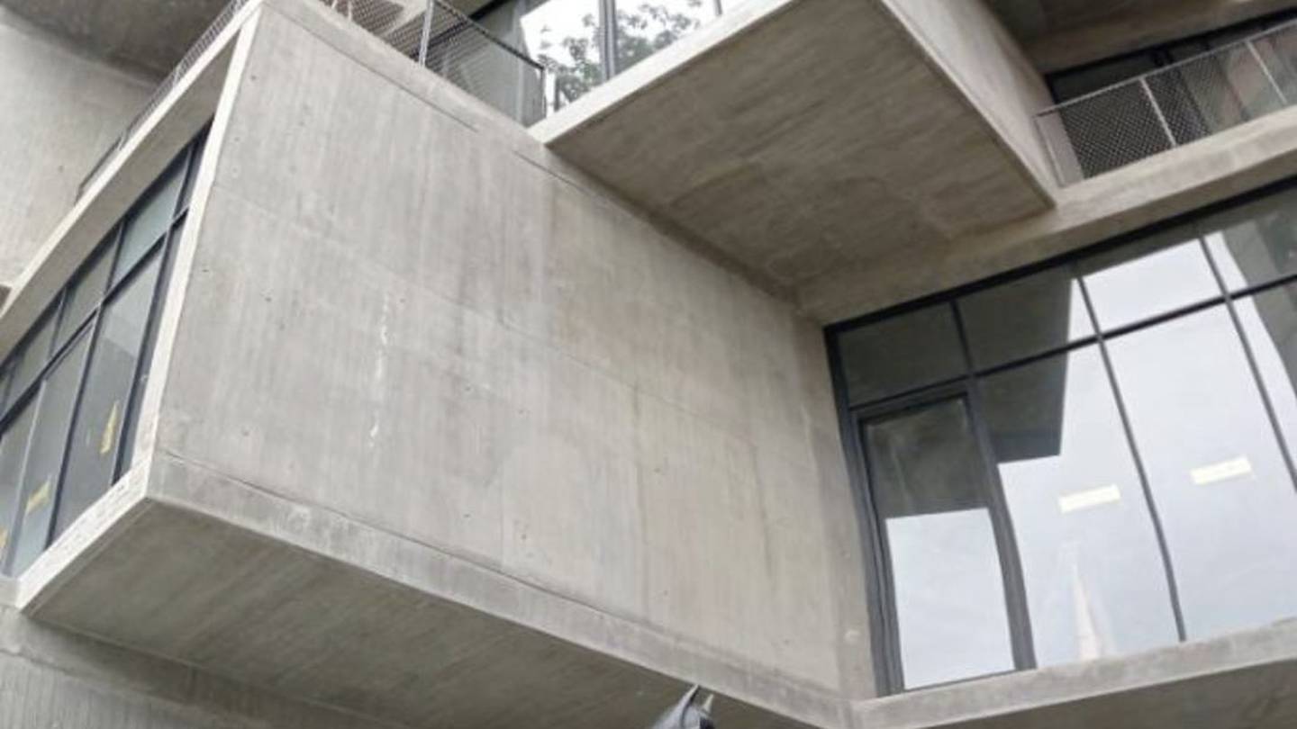 Un Batman distraído con su celular fue instalado en un edificio de 32 pisos  en Quito – Metro Ecuador