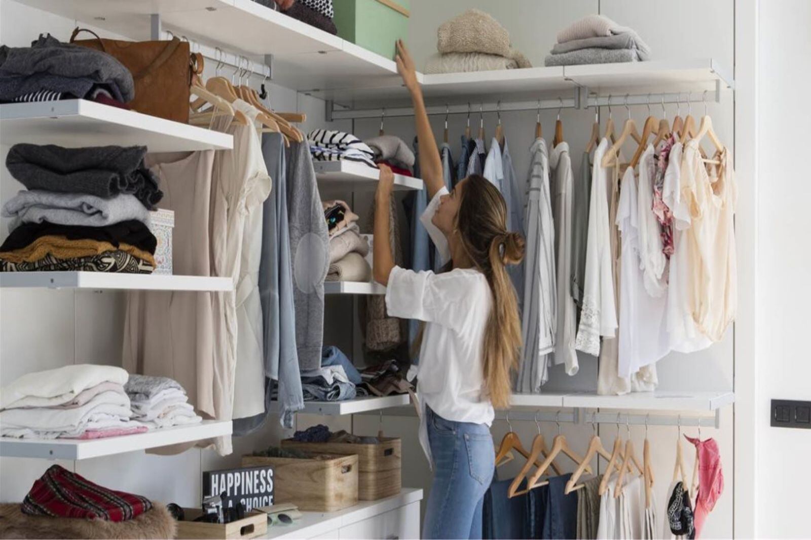 PERCHAS EN DIAGONAL  Colgar la ropa en diagonal: la vuelta que debes darle  a tus perchas para que la ropa no se deforme