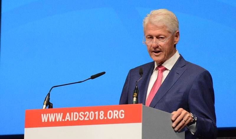 Grupo de prostitutas atacan conferencia de prensa de Bill Clinton