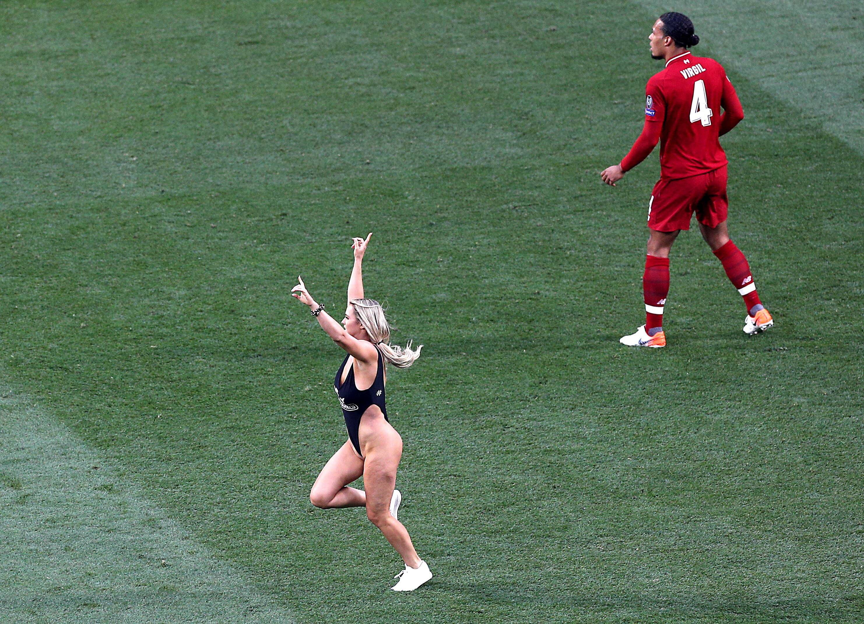 Ella es Kinsey Wolanski, la mujer que saltó a la cancha en la final de la  Champions League – Metro Ecuador