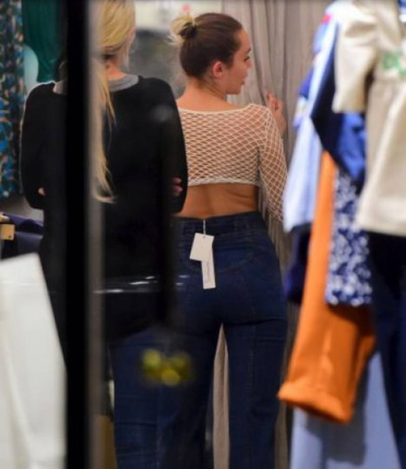 Miley Cyrus es captada sin ropa interior en un centro comercial – Metro  Ecuador