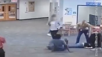 Alumno golpeó a su maestra