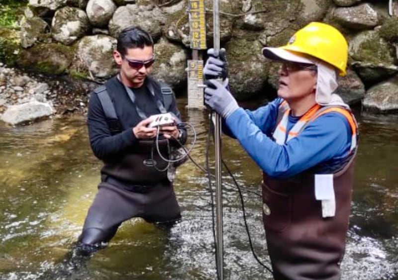 ETAPA EP a través de sus técnicos de la subgerencia de gestión ambiental monitorean constantemente los caudales en época de estiaje en Cuenca