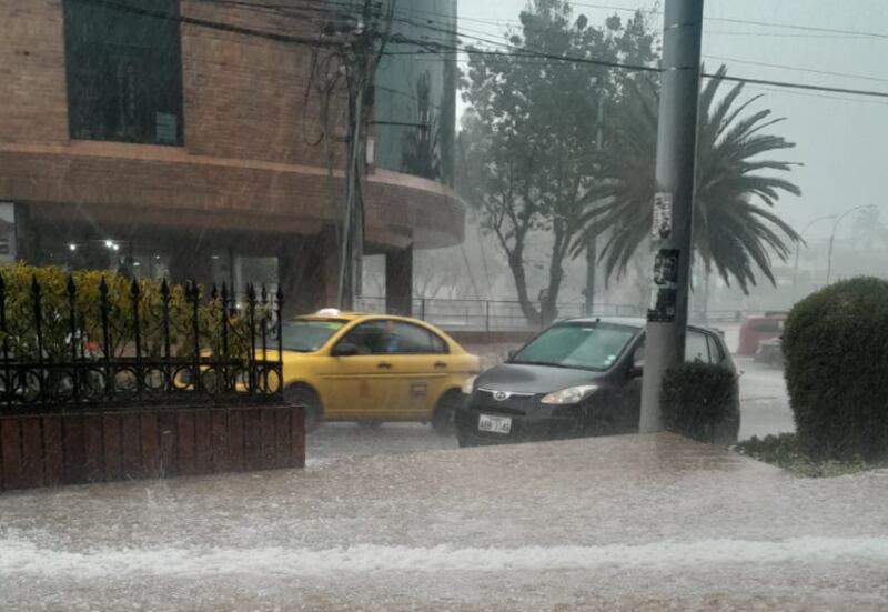 Fuertes lluvias con granizo se registran en Cuenca