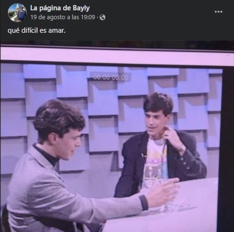 Jaime Bayly y Diego Bertie en un estudio de televisión en Lima.