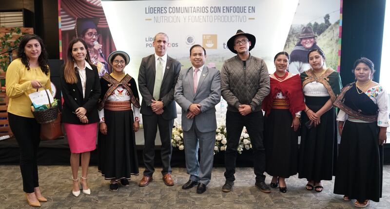 Pie de foto (de izquierda a derecha): Representantes de la academia, Gobierno Nacional, lideresas comunitarias y Tonicorp en el marco del evento del lanzamiento de la mesa del ODS 2 “Hambre Cero”.