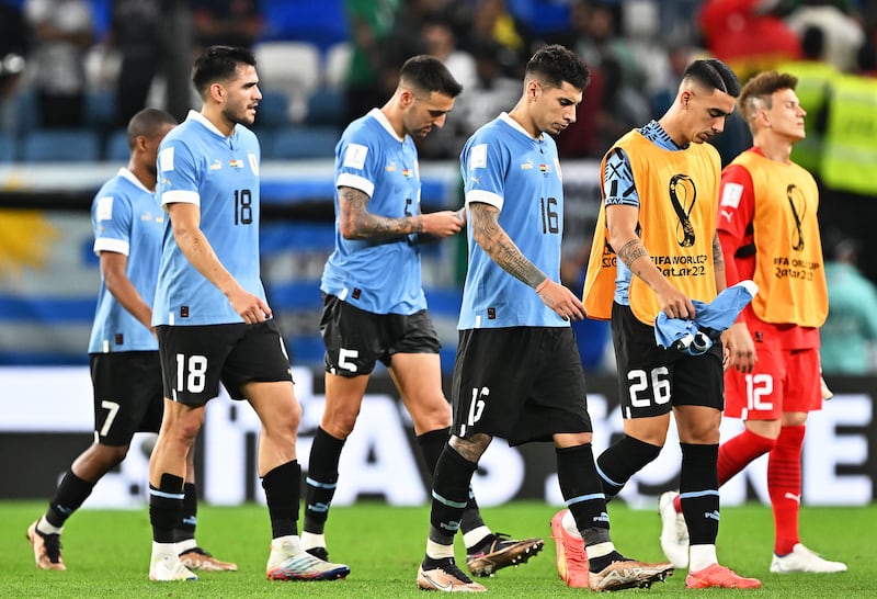 Los jugadores de Uruguay reaccionan después del partido de fútbol del grupo H de la Copa Mundial de la FIFA 2022 entre Ghana y Uruguay