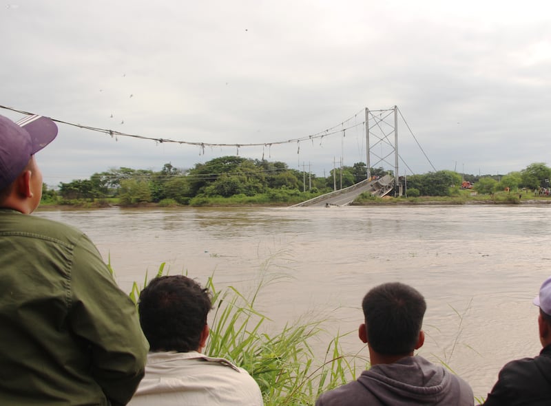 Bajo el agua terminó un puente colgante en Daule, Guayas