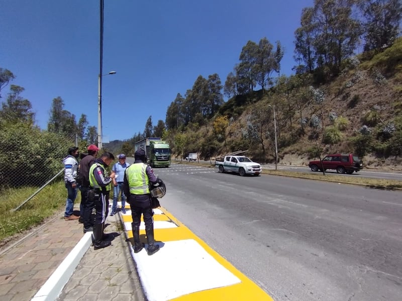 Quito: cierre de la Av. Simón Bolívar por reconstrucción de hechos de accidente de tránsito con resultado de muerte.