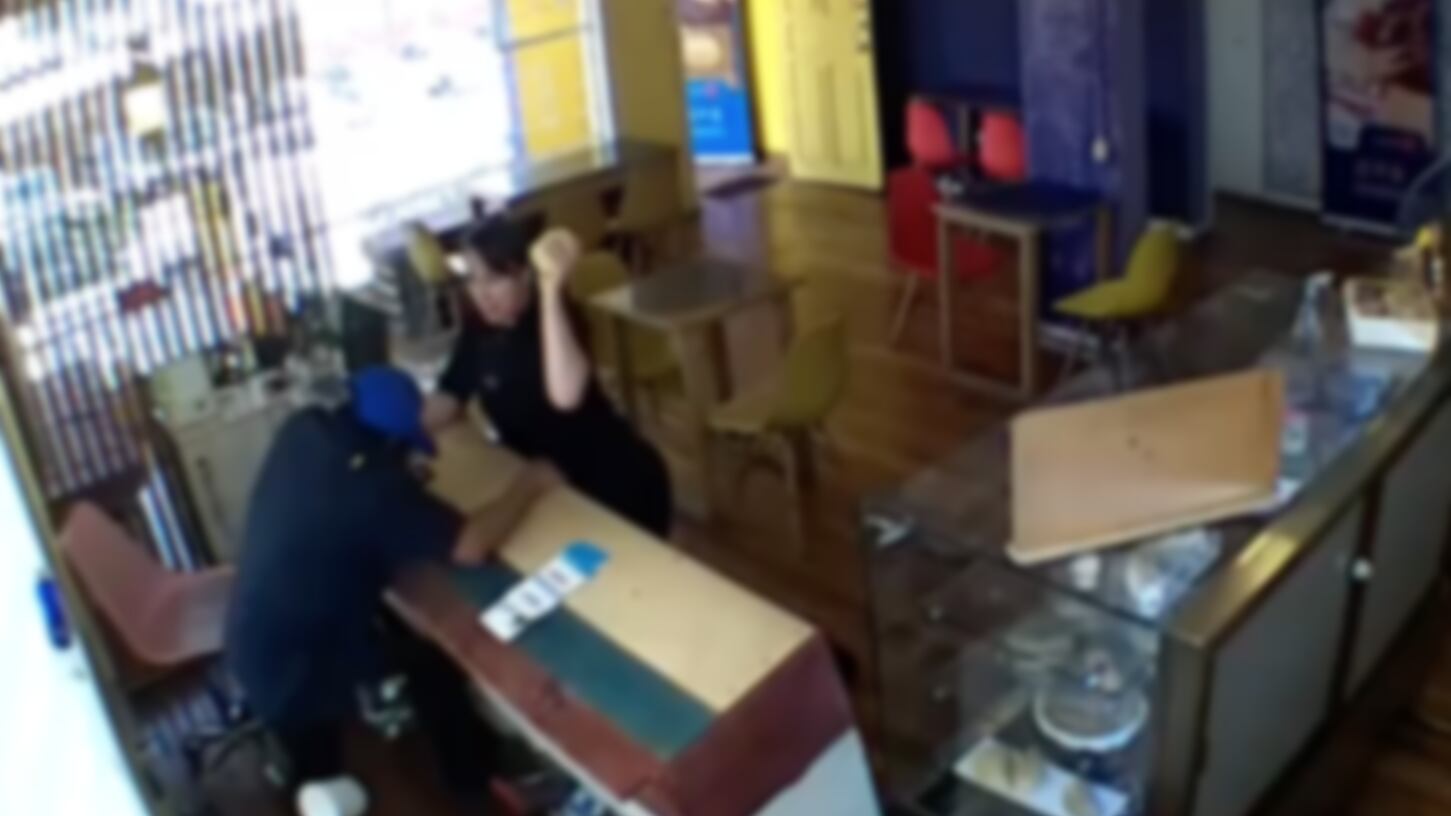 Video: ciudadana se enfrentó a delincuente con el frasco de un postre para defender su negocio en Quito