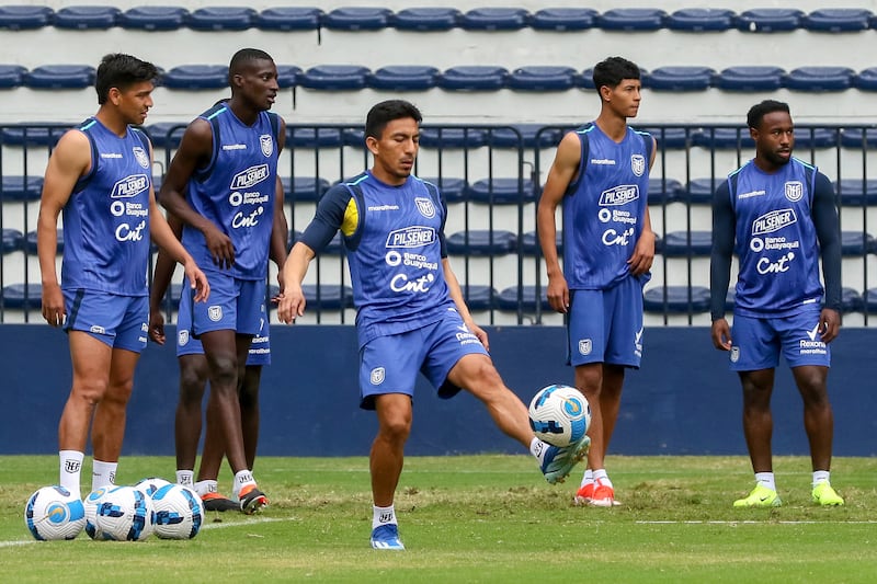 Jugadores de la selección de fútbol de Ecuador participan en un entrenamiento este lunes en Guayaquil (Ecuador). El experimentado atacante ecuatoriano Ángel Mena aseguró haber cumplido con su selección y señaló que es tiempo de darle paso a los buenos jóvenes que tiene Ecuador, previo al partido contra Bolivia el próximo jueves, en Guayaquil, por la undécima fecha de las eliminatorias sudamericanas de clasificación para el Mundial 2026. EFE/Jonathan Miranda