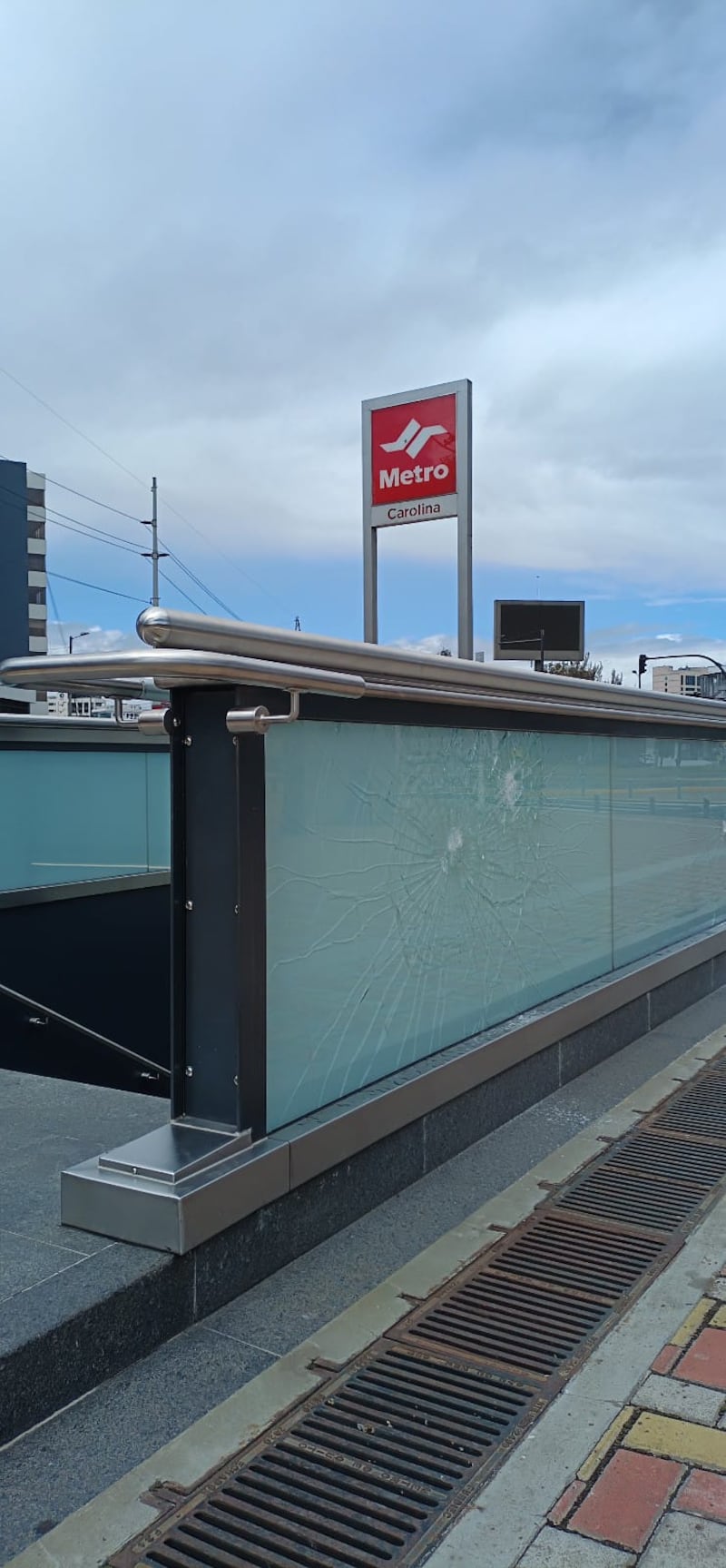 Daños a acceso de la parada del Metro de Quito