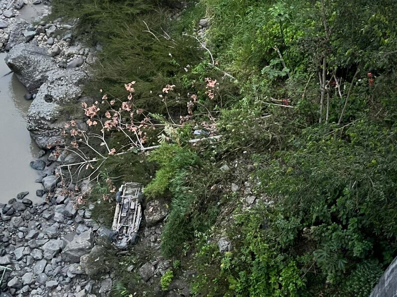 Caída de una camioneta al barranco del río Paute, en Morona Santiago