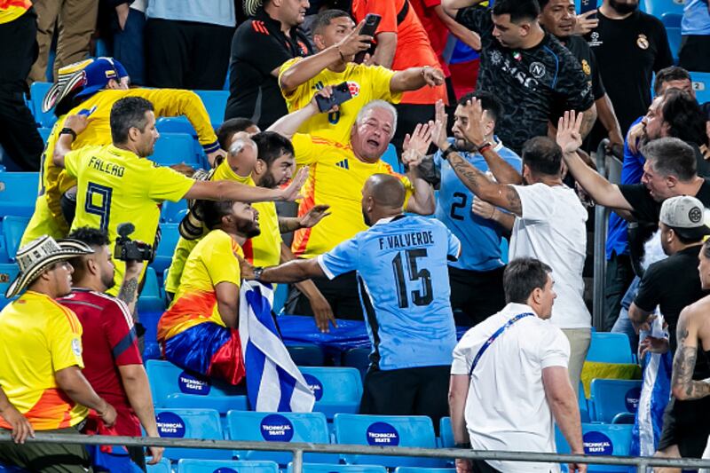 Pelea entre hinchas colombianos y jugadores uruguayos