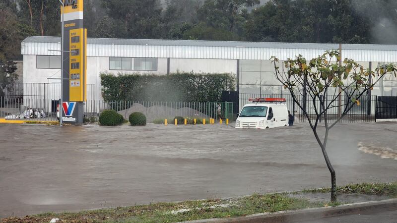 Acumulación de agua en la Ruta Viva