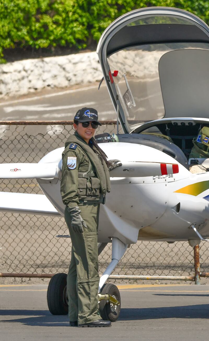 Diana Ruiz, capitán-piloto de aviación, fue la primera mujer de la FAE en pilotear un avión supersónico, de 32 años y oriunda de Ambato, se graduó como parte de la tercera promoción de oficiales de armas y técnicos de mujeres de la ESMA. Ella junto al cadete Juan Pacheco fallecieron tras el accidente de una nave de Instrucción de la ESMA 
Fotos: Cortesia FAE/API