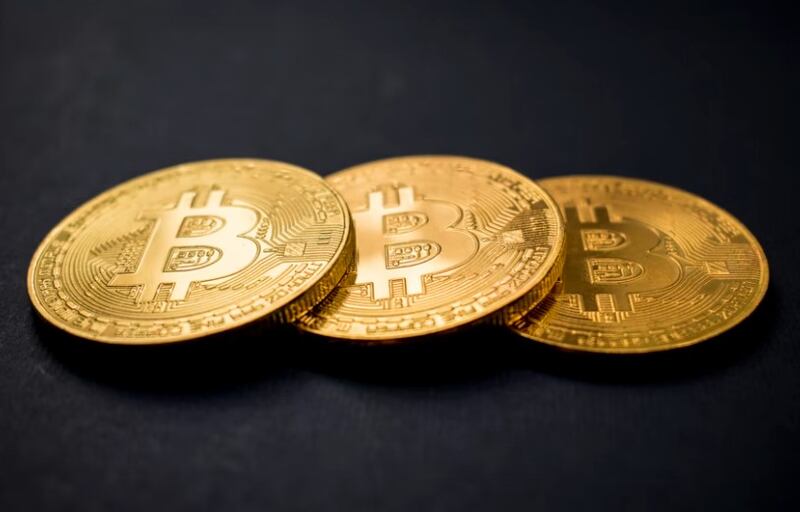 Un bitcoin vale por lo menos 20 mil dólares