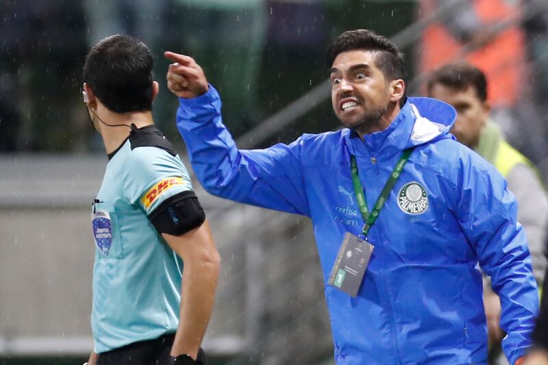 DT de Palmeiras muestra su molestia con el árbitro uruguayo.