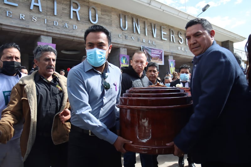 Traslado de los restos de María Belén Bernal al Camposanto Monteolivo desde el teatro de la Universidad Central.