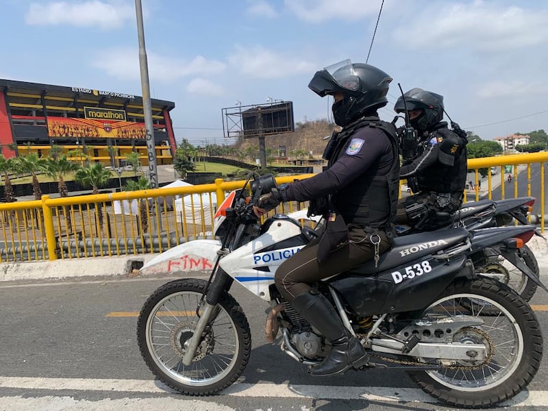 Guayaquil. Policías custodian alrededores del estadio Monumental por final de la Copa Libertadores.