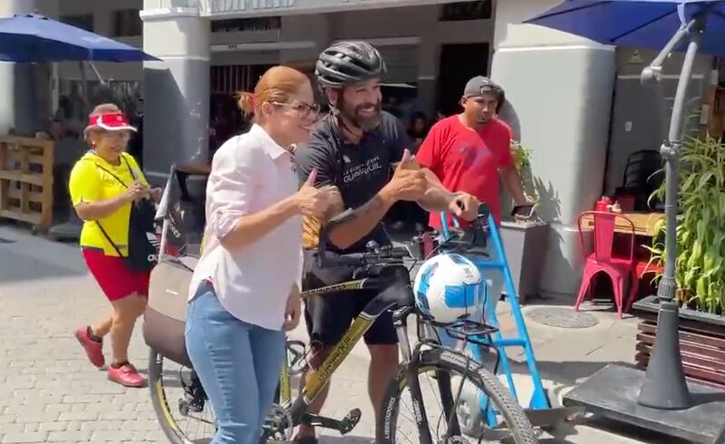 Guayaquileños se sacaron fotos con el periodista brasileño.