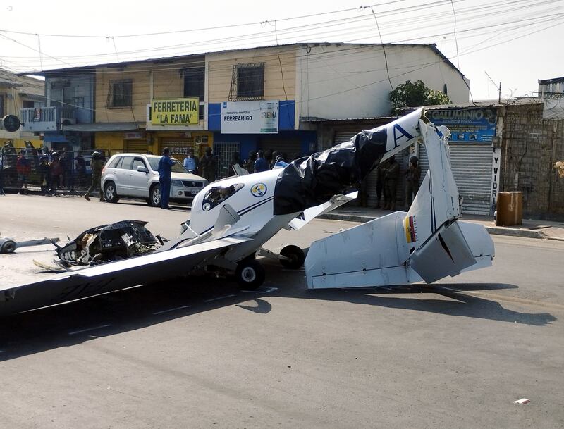 La avioneta siniestrada en Santa Elena continúa en medio de la calle