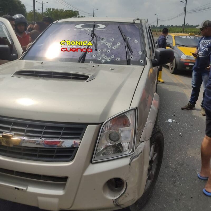 Así quedó el auto del policía asesinado en Quevedo.