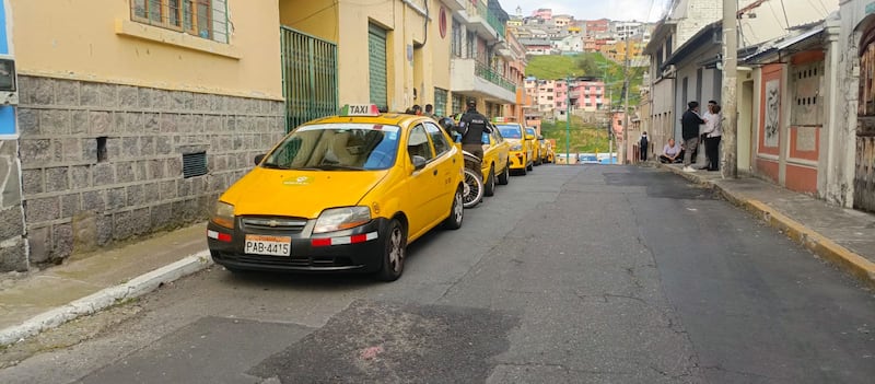 Taxista falleció mientras hacía una carrera en el centro de Quito.