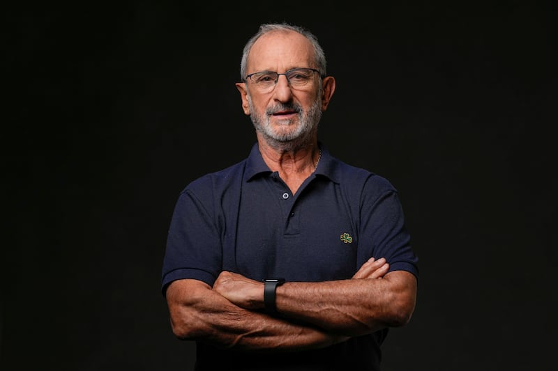 Gustavo Zerbino posa para un retrato para promover la película "La sociedad de la nieve" el viernes 27 de octubre de 2023, en Los Ángeles. (Foto AP/Ashley Landis)