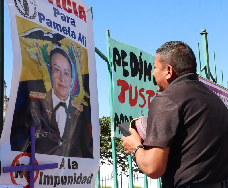 Quito, lunes 29 de julio del 2024
Plantón en los exteriores del Ministerio de Defensa, de familiares, amigos de la Subteniente Pamela Ati, presuntamente asesinada en un cuartel militar por sus compañeros.
Luis Ati, padre de Pamela 
Fotos :API/Rolando Enríquez