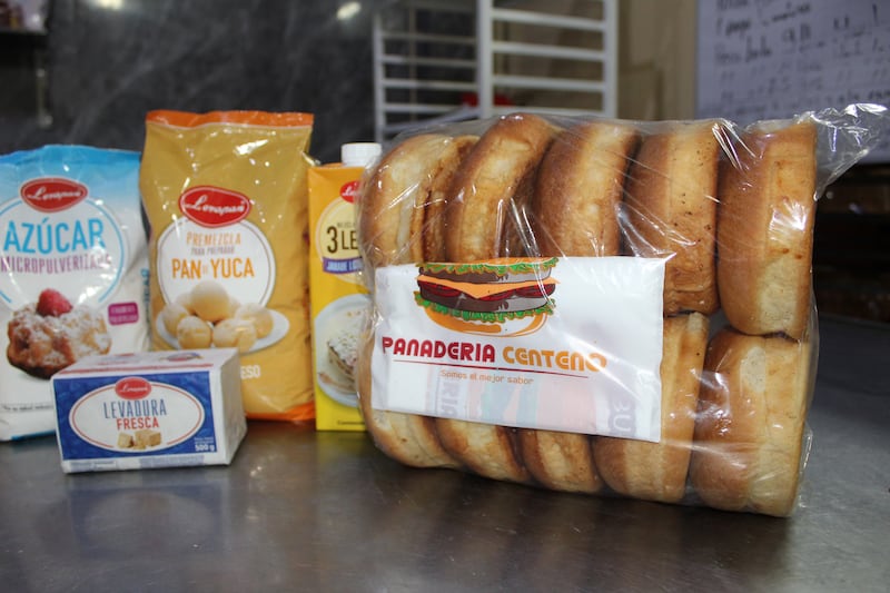 Pan de hamburguesa, una de las especialidades en Panadería Centeno