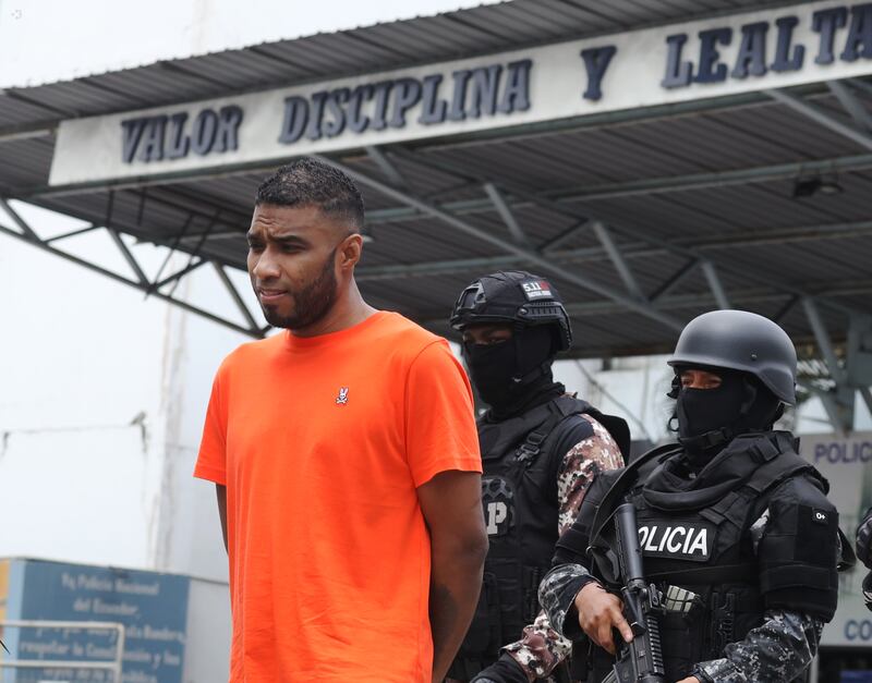 Esta madrugada se realizaron varios allanamientos en el cantón Durán, entre ellos el Municipio, la ATD y una estación del Cuerpo de Bomberos, dejando 24 detenidos. En la gráfica el detenido alias "Negro Tulio" quien fue repatriado en el mes de mayo desde Panamá y permanecía en la Penitenciaria del Litoral, desde dónde "supuestamente" seguía ordenando.
Fotos: API/API