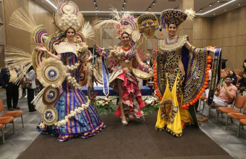 Los mejores tres trajes típicos de la noche