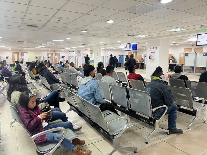 Así lucían las instalaciones del Registro Civil al norte de Quito en horas de la mañana de este día de democracia.