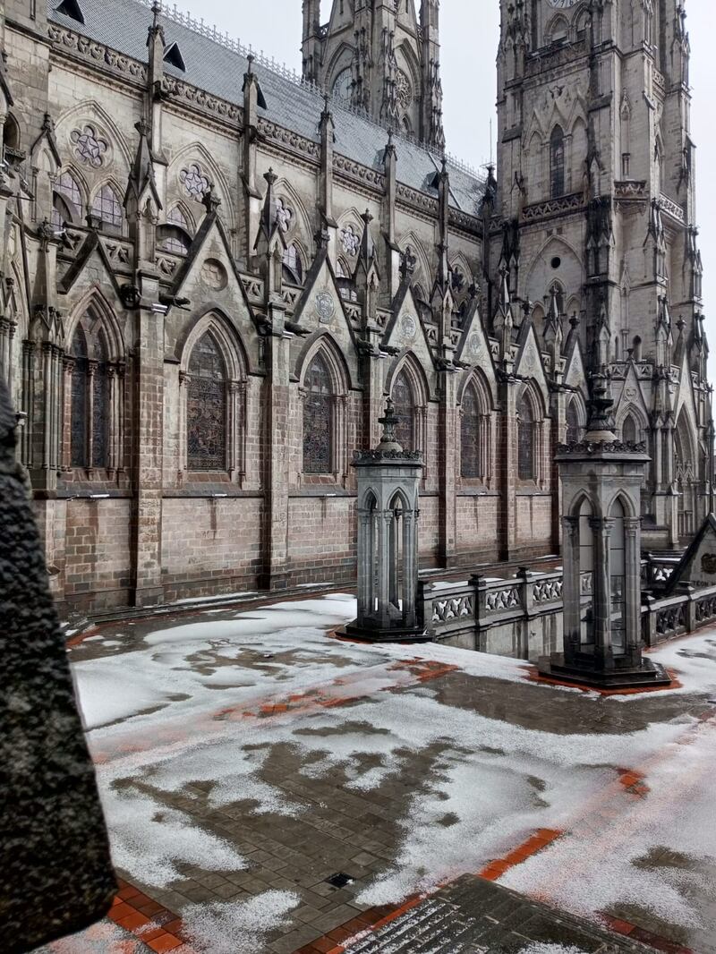 Así quedó la Basílica tras lluvia con granizo en Quito