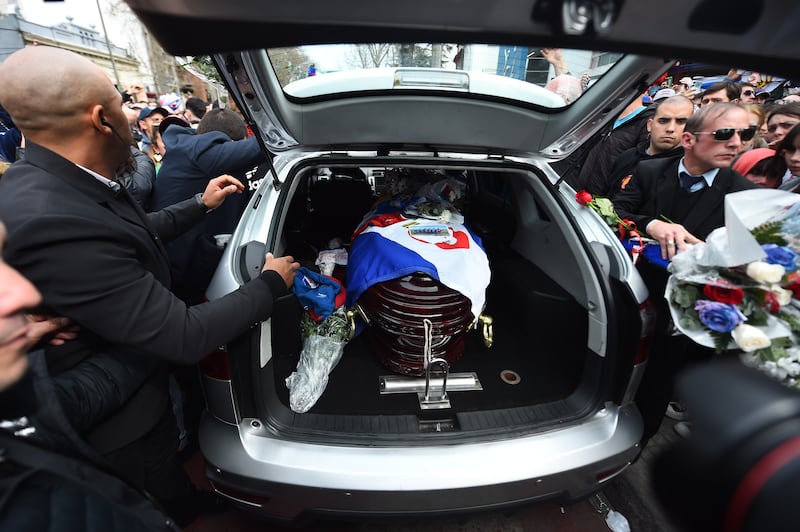 Hinchas y familiares despiden al jugador Juan Manuel Izquierdo