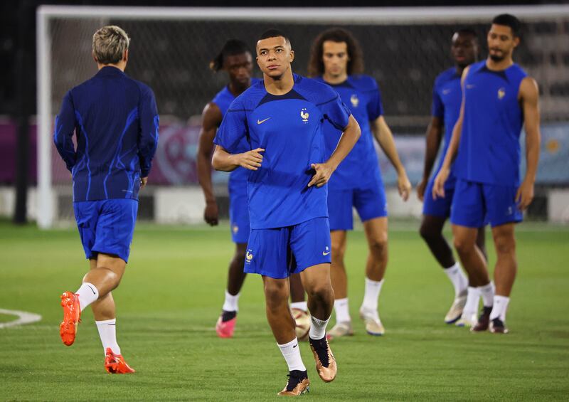 Kylian Mbappe (C) de Francia y sus compañeros asisten a su sesión de entrenamiento en Doha, Qatar, el 13 de diciembre de 2022.