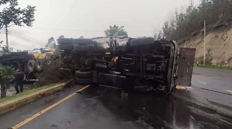 Tanquero se volcó en la Av. Simón Bolívar a horas de Nochebuena