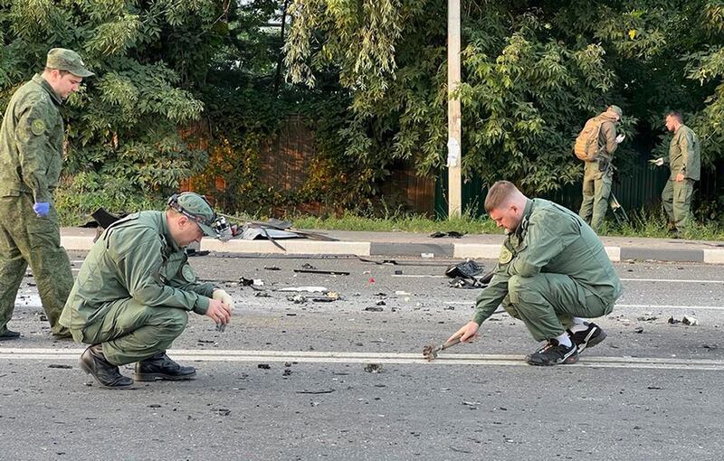 Investigadores trabajan en el lugar de la explosión de un coche conducido por Daria Dugina, hija de Alexander Dugin, el ideólogo nacionalista ruso a menudo llamado "el cerebro de Putin"