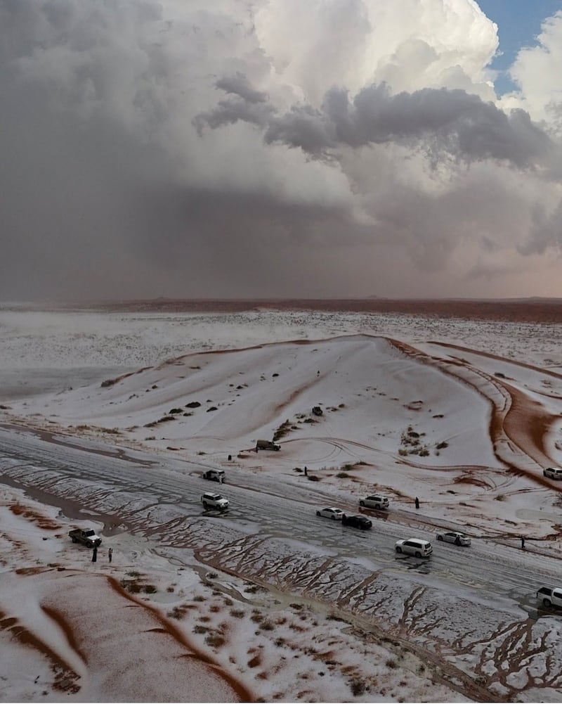 Caída de nieve en el desierto de Arabia Saudita.