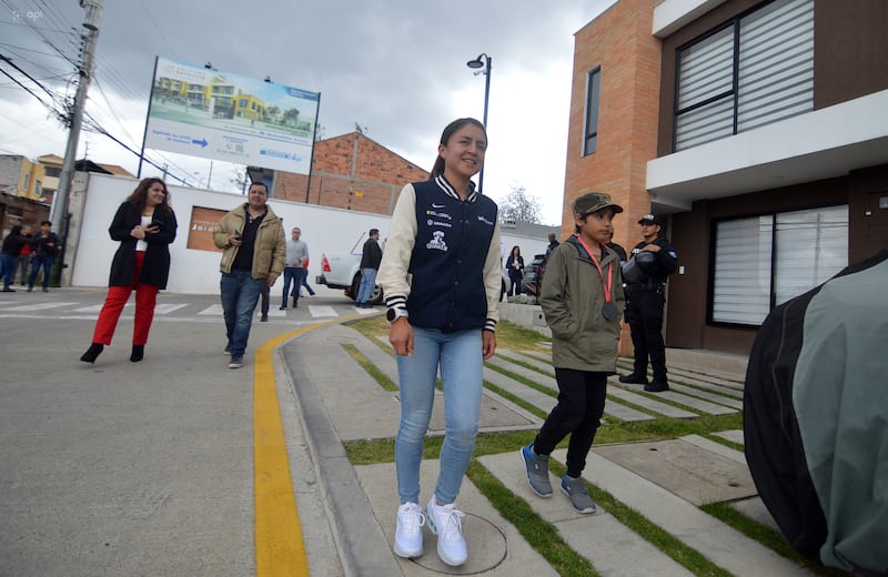 La medallista olímpica, Glenda Morejón recibió su casa otorgada por el Gobierno nacional en el sector de de la Avenida del Chofer en el condomio Jardines Bellavista.