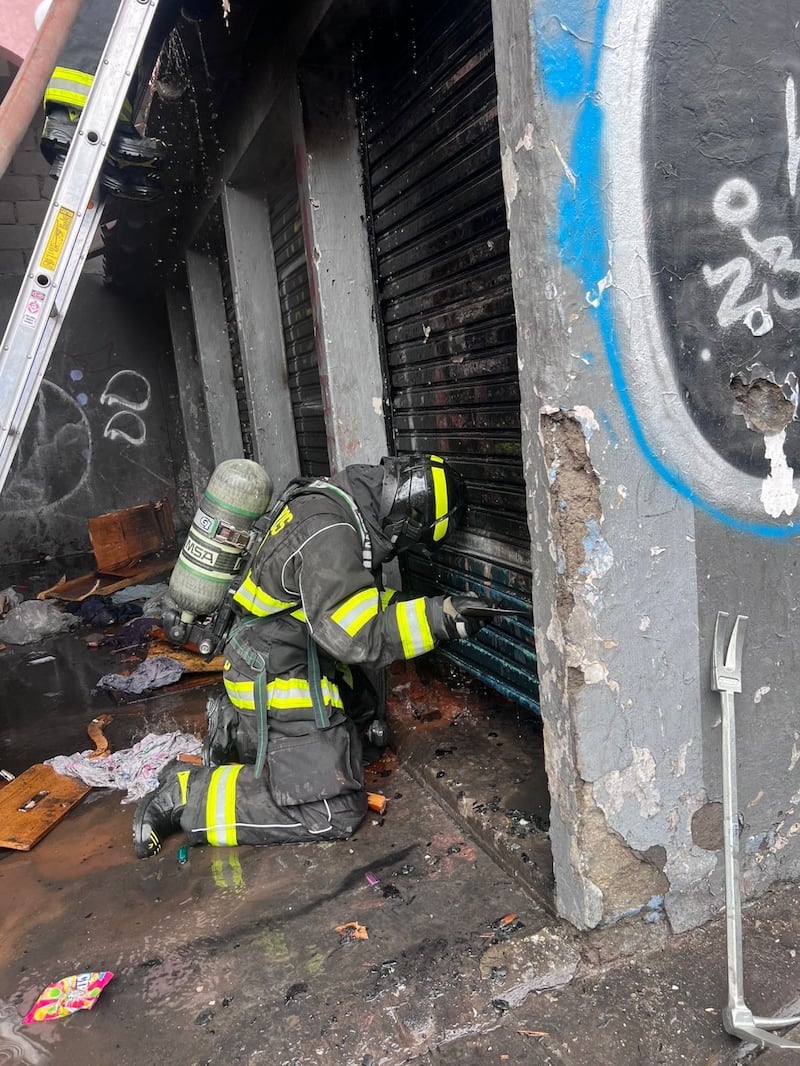 Local se incendió en La Marin, en el centro de Quito. Imagen: Cortesía