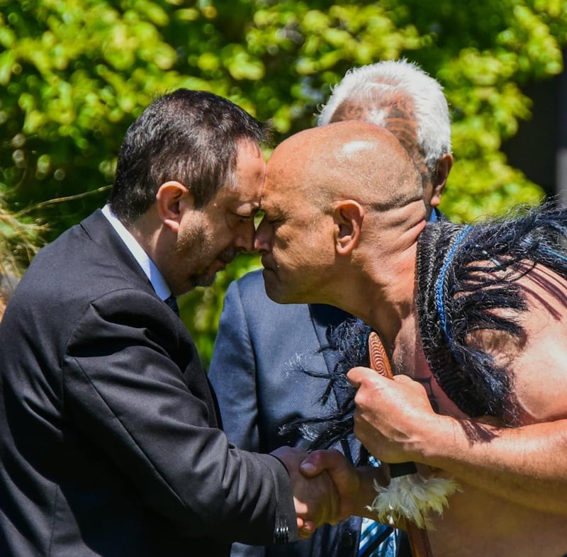 Tradicional bienvenida “haka”, y “kapa haka” de los pueblos maoríes