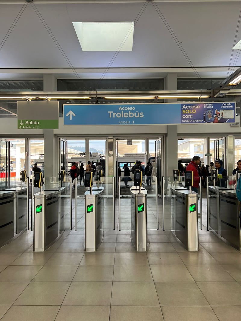 La Tarjeta Ciudad y otros mecanismos ahorran tiempo y filas en el Metro de Quito tras inicio de clases