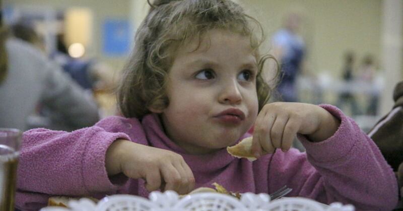 La madrastra, quien no quiso identificarse, comentó que en su hogar que formó con el padre de la niña no se como golosina