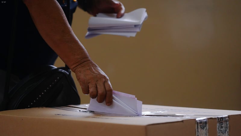 En las instalaciones de la Escuela de Educación Básica Dr. Antonio Moya, votantes acudieron a sufragar en las elecciones 2025.