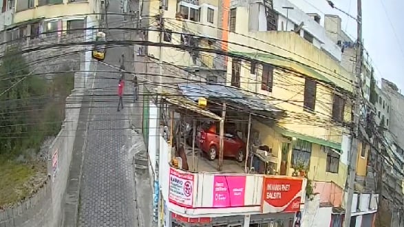 (VIDEO) Delincuentes en motocicleta asaltaron a ciudadano en el norte de Quito