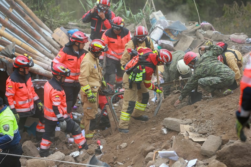 Recuperan el cuerpo de niña sepultada junto a familiares en el aluvión de Alausí