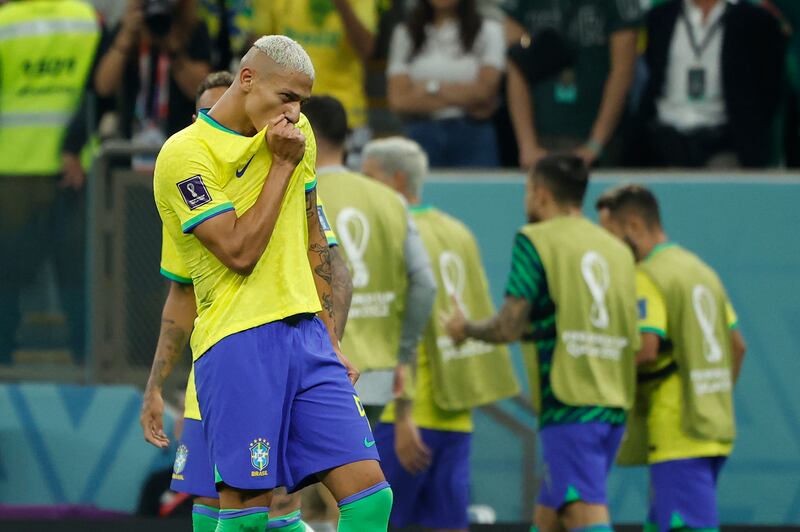 Richarlison de Brasil celebra un gol hoy, en un partido de la fase de grupos